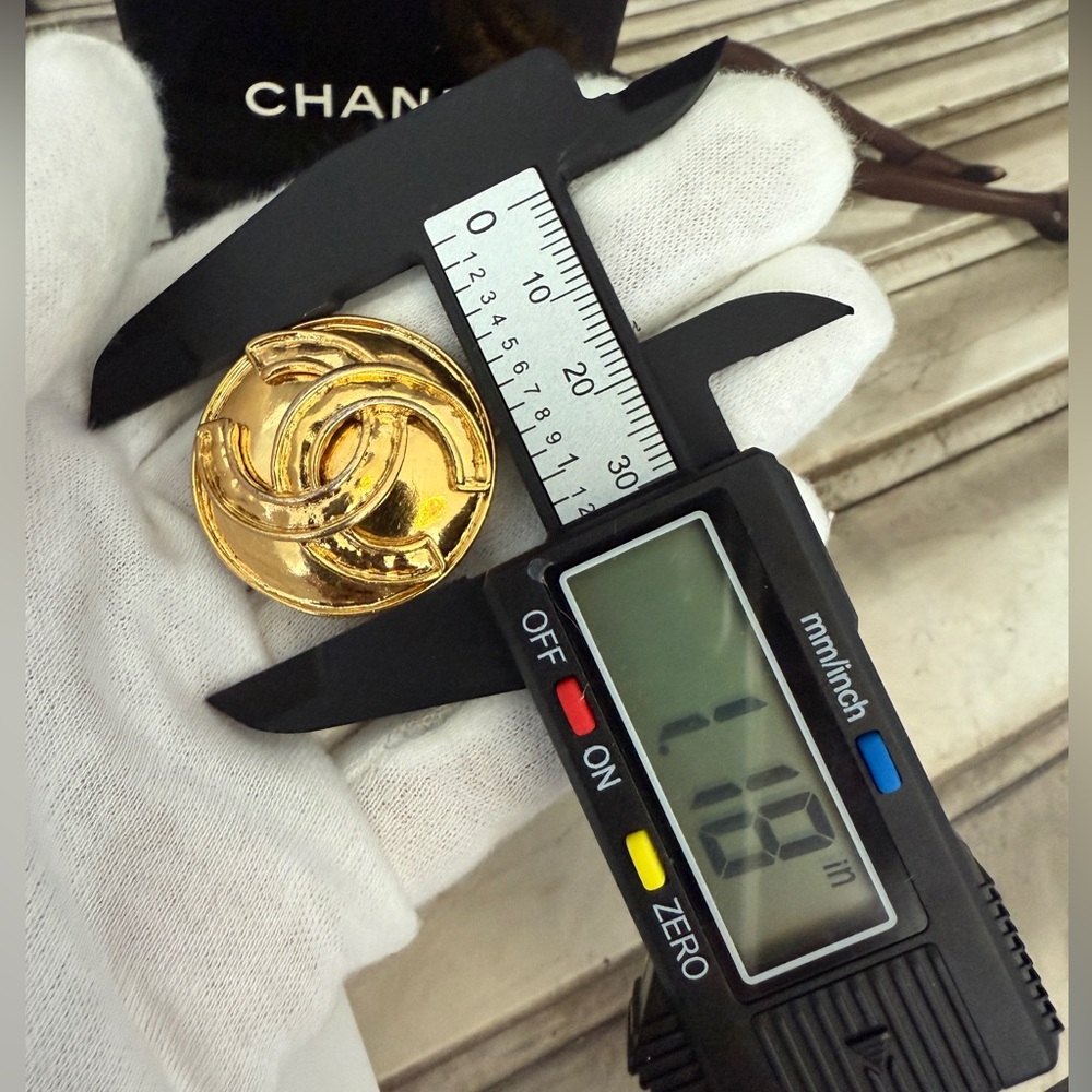 LOT 2253 24K gold plated CHANEL vintage 3D clip on earrings - Picture 13 of 16